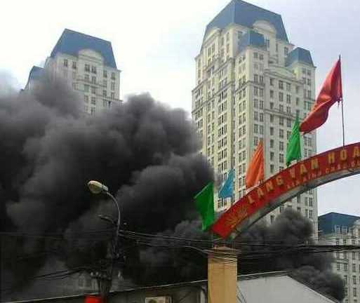 Cột khói cáo ngút trời ở gần Ủy ban phường Mễ Trì
