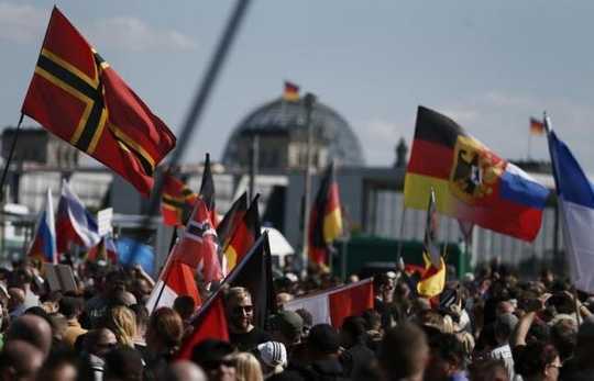 Clip: Hàng nghìn người biểu tình yêu cầu Thủ tướng Merkel từ chức