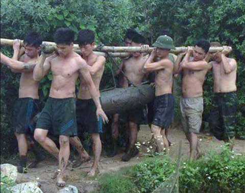 Phát hiện 4 quả bom nặng gần 1 tấn dưới ao nhà dân