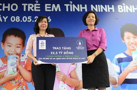 Vinamilk và Quỹ sữa Vươn cao Việt Nam trao tặng sữa tại tỉnh Ninh Bình