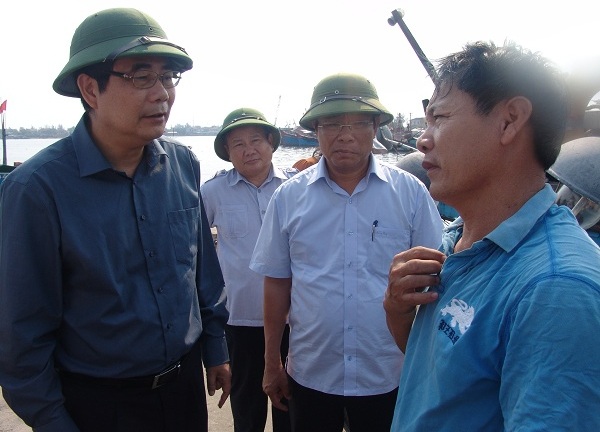 Bộ trưởng Nông nghiệp đội mũ cối trò chuyện với dân ở cảng cá