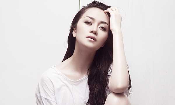 Thiều Bảo Trang khoe vẻ gợi cảm, chân dài nuột nà