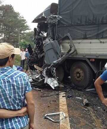 Tai nạn kinh hoàng, đường Hồ Chí Minh kẹt cứng