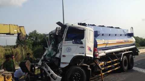 Tông vào đuôi xe container, phụ xe bồn chết thảm trong cabin