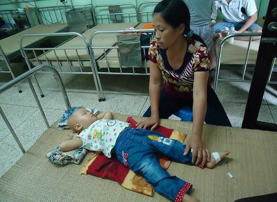 Xót thương bé gái 2 tuổi phải giành giật sự sống với khối u quái ác