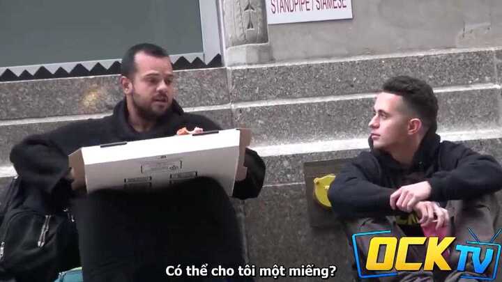 Clip: Chàng trai xin ăn người vô gia cư và cái kết rơi nước mắt