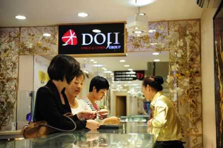 Giá vàng phục hồi sau phiên rơi tự do