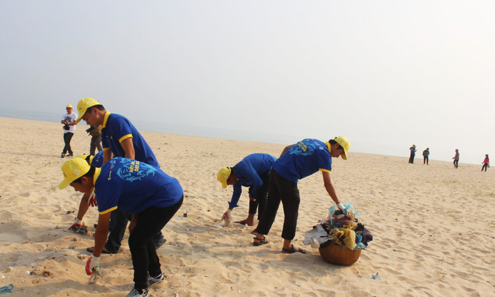 Sau sự cố biển ngập trong rác, hàng ngàn bạn trẻ ra quân làm sạch biển