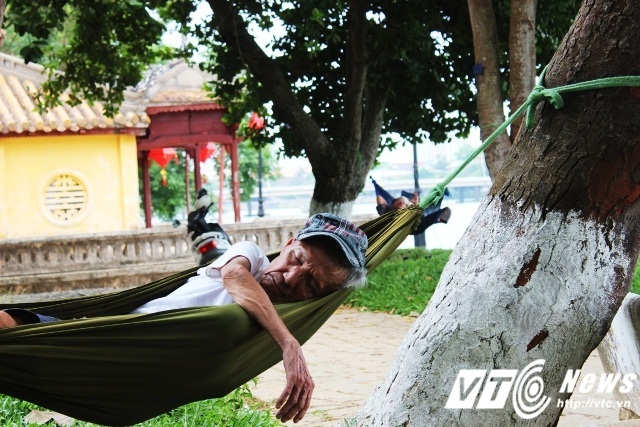 Những hình ảnh chỉ có trong ngày 'nắng như đổ lửa' ở Huế