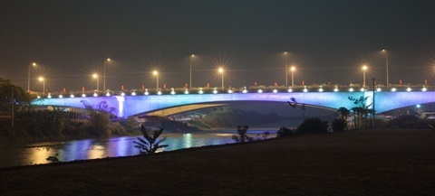Ngắm cầu Bắc Hưng Hải dưới ánh đèn LED mỹ thuật