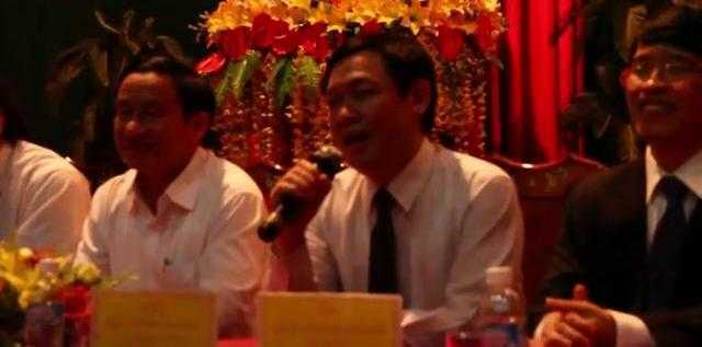 Clip: Phó Thủ tướng Vương Đình Huệ ngẫu hứng hát tặng sinh viên Hà Tĩnh