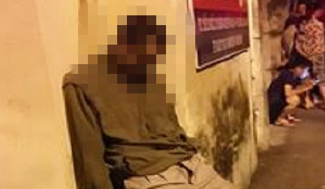 Người đàn ông chết trong tư thế ngồi dựa vào tường