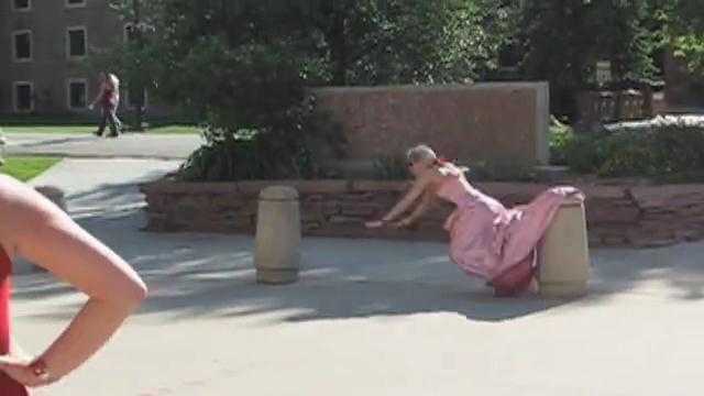 Clip: Loạt sự cố hài hước ngượng chín mặt trong các bữa tiệc