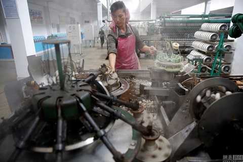 Những hình ảnh hiếm thấy bên trong một nhà máy ở Triều Tiên