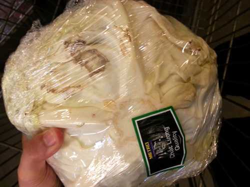 Phát hiện nhiều loại rau củ quả thối trên kệ hàng của Metro Thăng Long