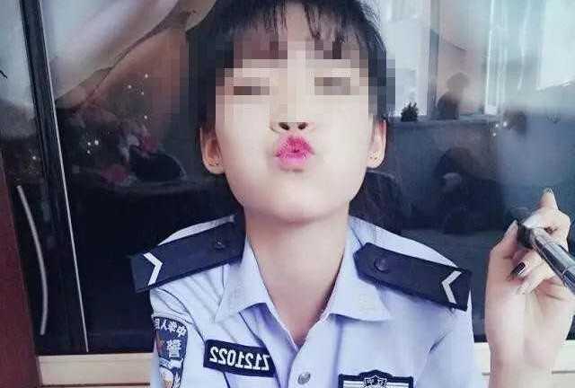 Khoe ảnh dung tục, nữ cảnh sát trẻ xinh đẹp bị đuổi việc