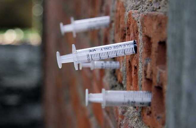 Rợn người cảnh kim tiêm găm đầy tường ở khách sạn 'ma'