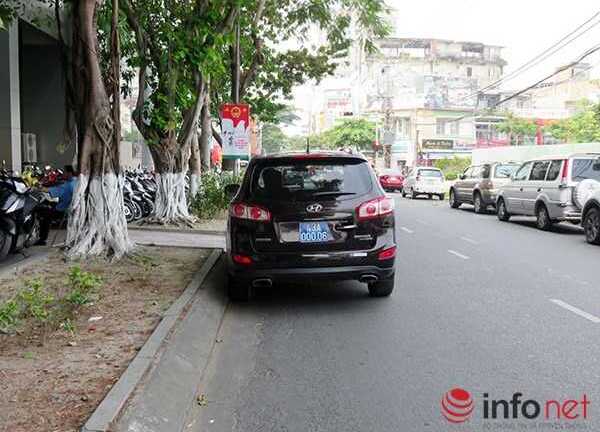 Bất ngờ khi xác minh xe biển xanh đỗ trái đường giữa phố Đà Nẵng