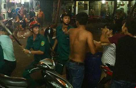 Dân quân ném mắm tôm, quăng dầu nhớt ‘khủng bố’ người làm chứng