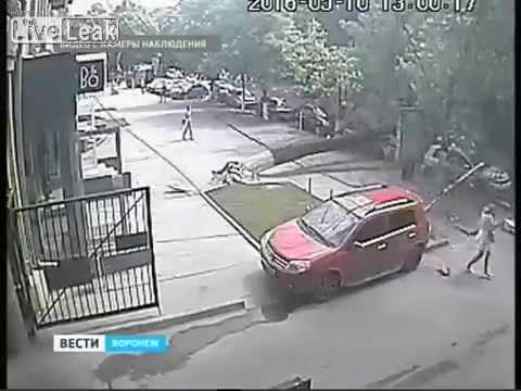 Clip: Cô gái thoát khỏi 'lưỡi hái tử thần' 2 lần trong tích tắc