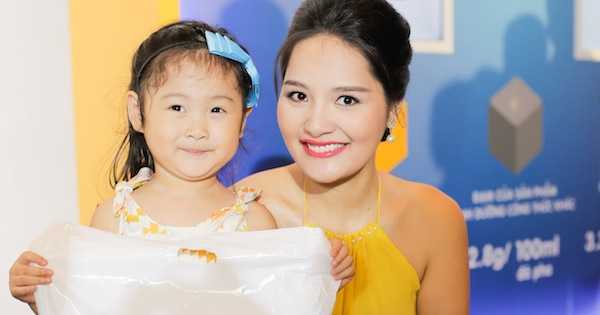 Hoa hậu Hương Giang ‘bế’ bụng bầu cùng con gái đi sự kiện