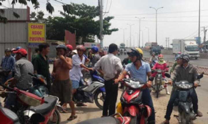 Nam thanh niên ngáo đá cầm dao xông vào nhà dân đòi tự sát