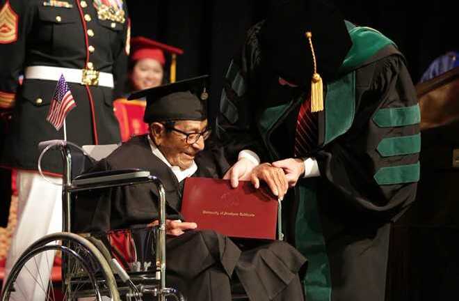 Cụ ông nhận bằng cử nhân ở tuổi 96