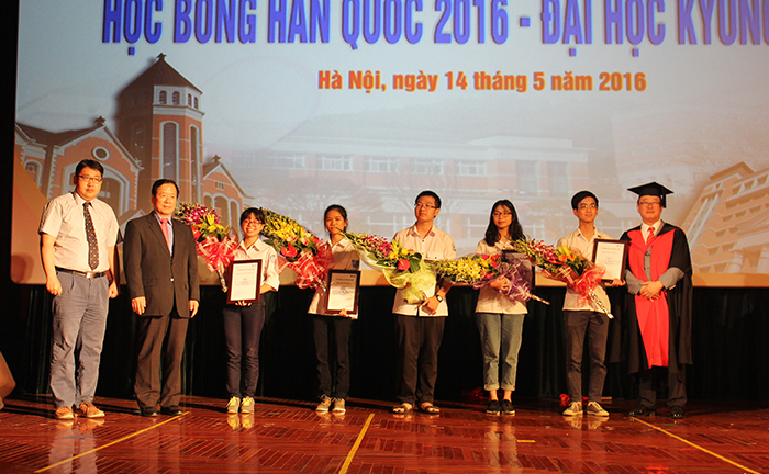 Học sinh Hà Thành nhận học bổng hơn 103 tỷ đồng