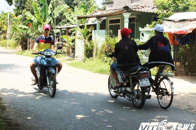 'Quái xế tuổi teen' đầu trần phóng xe máy như bay trên đường phố Huế