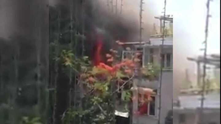 Clip: Cháy gần tòa nhà ‘Hàm cá mập’ giữa Thủ đô, khói đen bốc nghi ngút