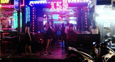 Nhiều quán nhậu dùng chiêu 'chân dài' gợi cảm để kéo khách