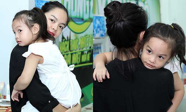 Con gái Phạm Quỳnh Anh ra Nha Trang ủng hộ mẹ làm show