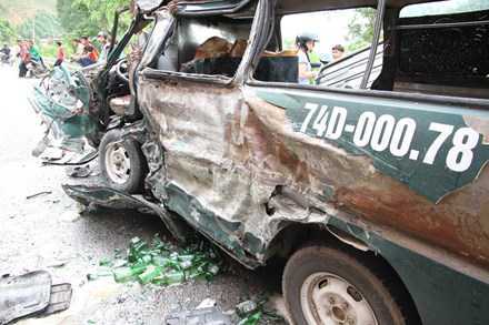 Xe 12 chỗ đối đầu container, hàng lậu văng tung toé trên quốc lộ