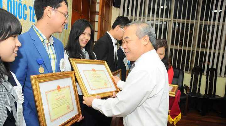 Bộ GD-ĐT khen thưởng học sinh đoạt giải Intel ISEF 2016 trong đêm