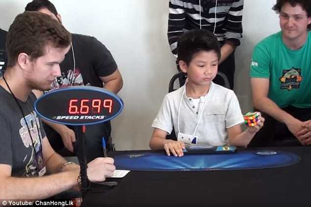 Clip: Thán phục bé 7 tuổi giải rubik bằng 1 tay trong 27 giây