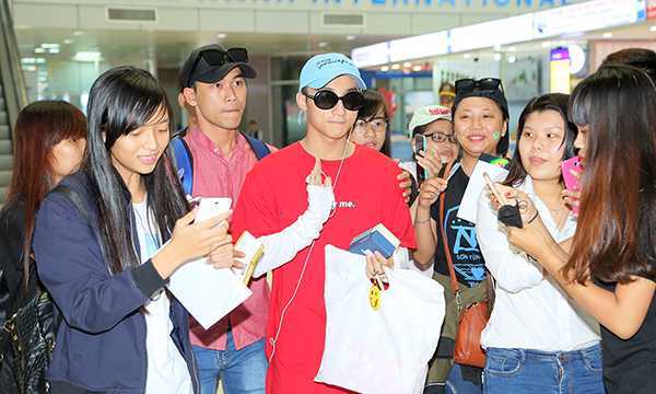 Sơn Tùng M-TP thích thú khi nhận quà đặc biệt từ fan Nha Trang