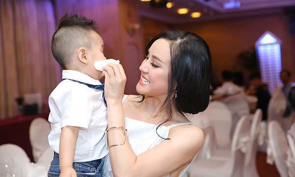 Vy Oanh tổ chức tiệc thôi nôi hoành tráng cho con trai