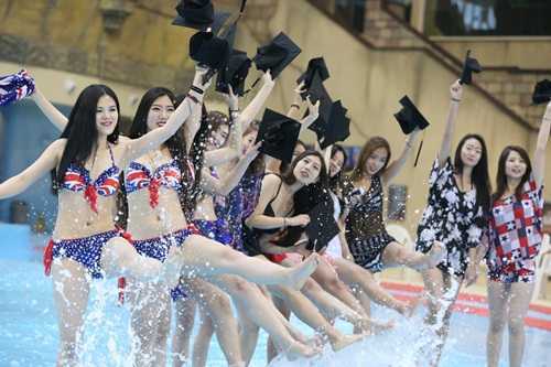 Nữ sinh Trung Quốc mặc bikini chụp ảnh tốt nghiệp gây sốc