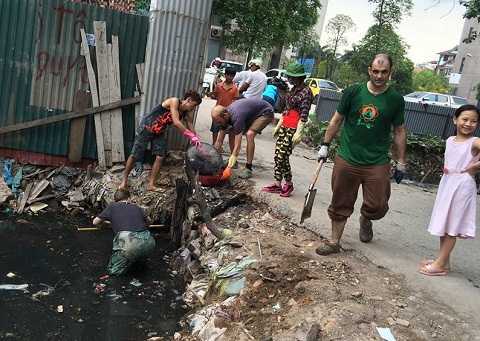 Người nước ngoài dọn mương rác ở Hà Nội: 'Ngưỡng mộ nhưng cũng xấu hổ với họ'