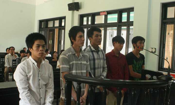 Mâu thuẫn tình ái, dùng tuýp sắt đánh tình địch đến chết