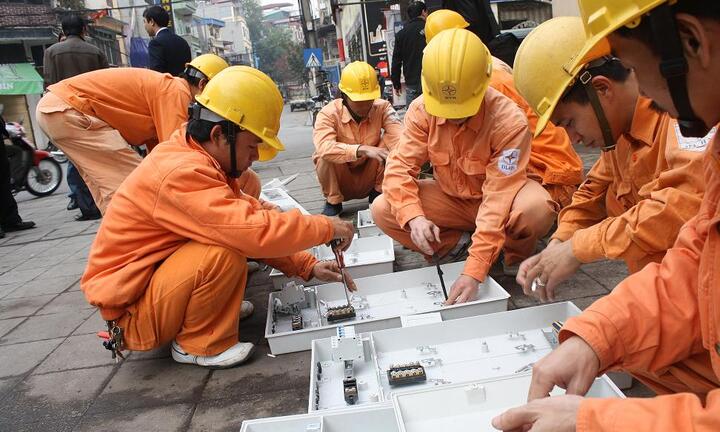 Giá điện cõng thêm tiền ma chay, cưới hỏi; Ôm khối nợ, nhà máy cồn 'chết lâm sàng'