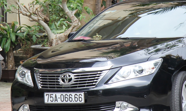 Xôn xao xe Camry biển trắng, gắn logo Bộ Công an ở Huế