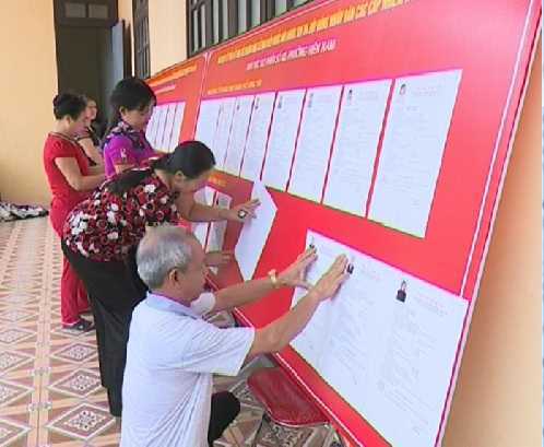 Các phóng viên báo chí được chứng kiến việc kiểm phiếu