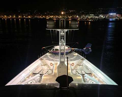 Cận cảnh bữa tiệc xa hoa trên du thuyền tỷ phú ở LHP Cannes