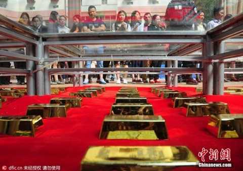 Lót 666 miếng vàng làm đường để người mẫu trình diễn dịp thành lập công ty