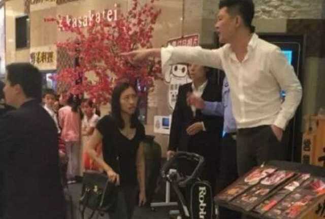 Phẫn nộ clip quản lý nhà hàng hút thuốc, đánh đập khách nữ mang bầu