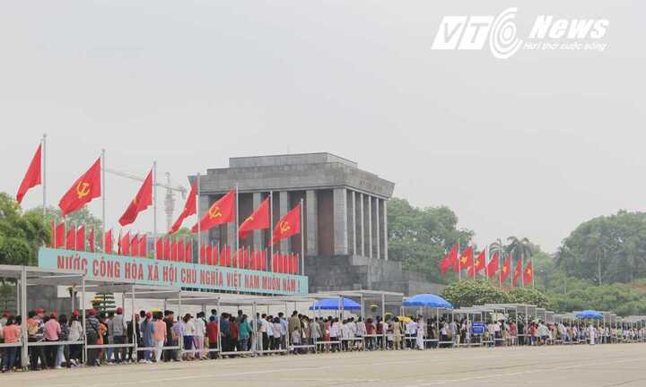 Ảnh: Hàng nghìn người 'đội nắng' xếp hàng vào Lăng viếng Bác
