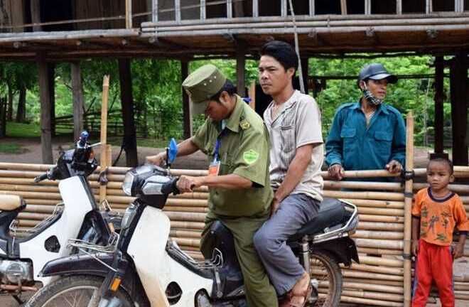Cán bộ xã đến tận nhà chở 3 cử tri đi bỏ phiếu