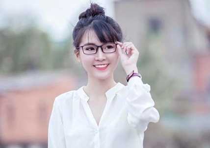Hot girl ĐH Ngoại ngữ xinh đẹp đốn tim dân mạng
