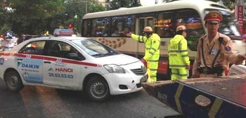 CSGT bắt lỗi trang phục tài xế taxi: Cục CSGT nói 'đúng', luật sư nói 'sai'